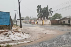 Temporal com granizo deixa boa parte de cidade destelhada
