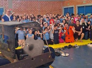 Grupo de teatro de funcionários da Coopavel ensina prevenção a alunos