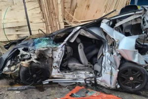 Carreta perde o controle, atinge vários veículos e deixa 10 feridos