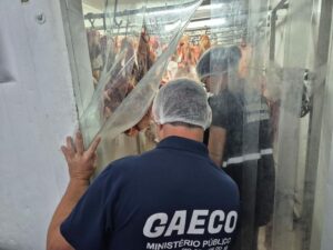 Fiscalização interdita churrascaria e apreende carnes impróprias