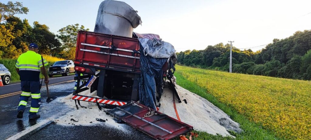 Caminhão carregado com arroz pega fogo