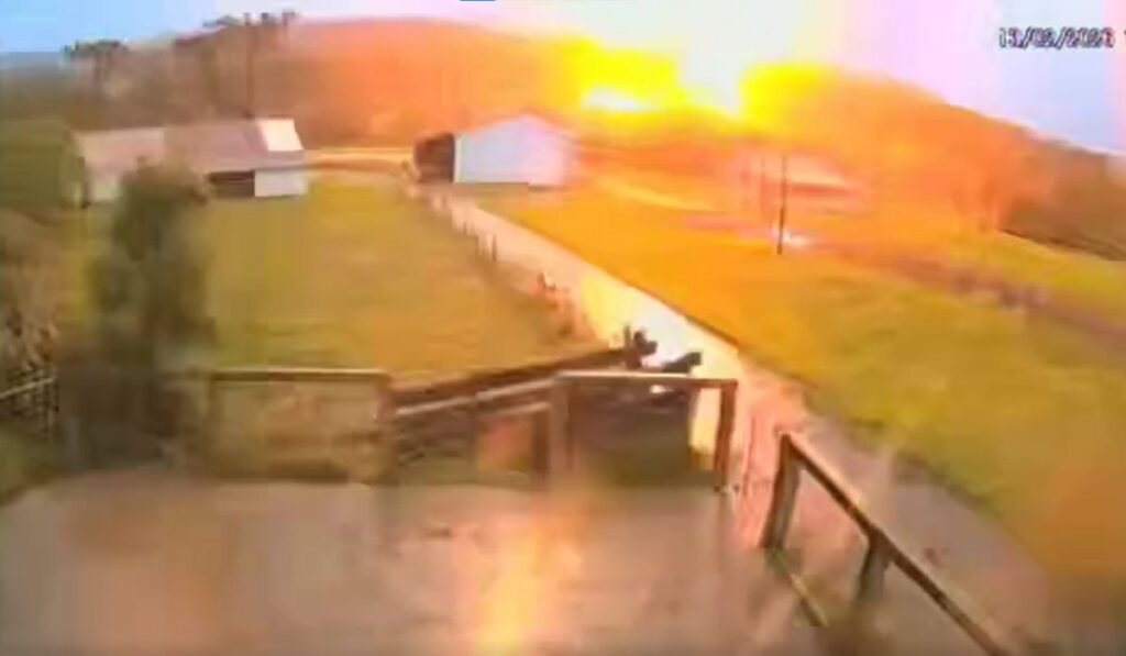 Raio explode em cerca elétrica e fogo assusta família no campo