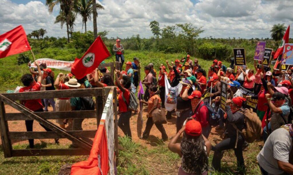 Mulheres do MST ocupam propriedades em 7 estados