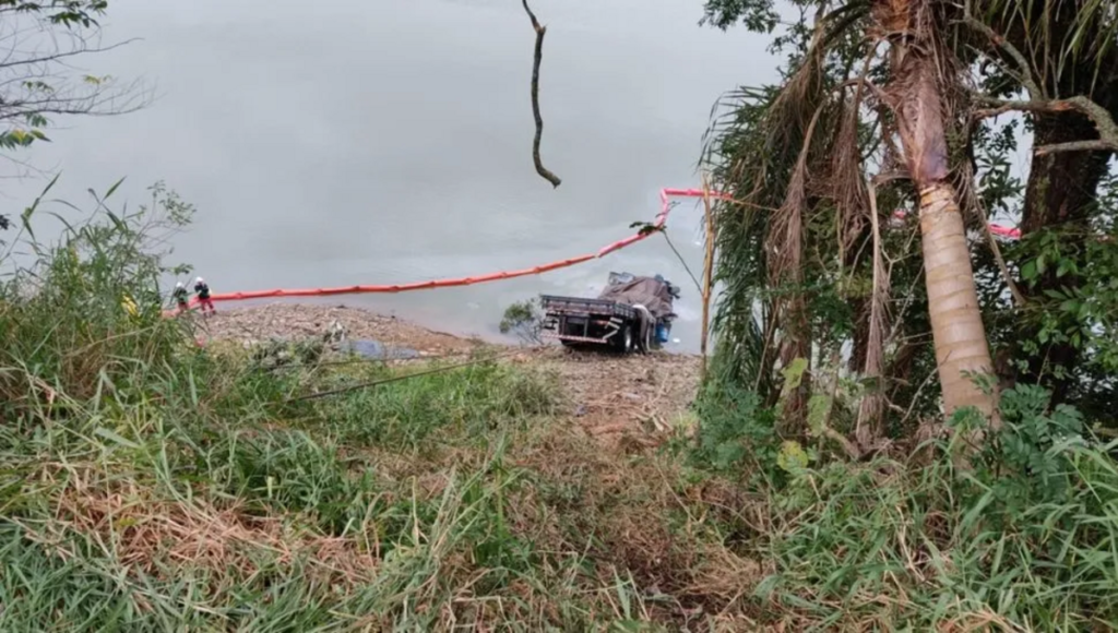 Caminhão que caiu em represa transportava material tóxico