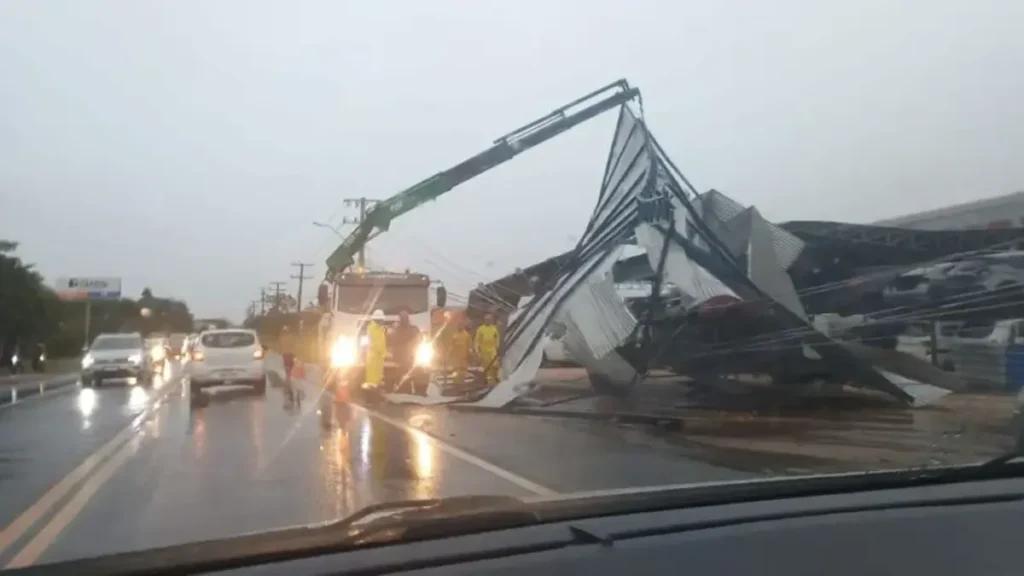 Temporais e ventos fortes causam estragos no Sul