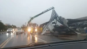 Temporais e ventos fortes causam estragos no Sul