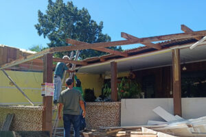 Imóveis irregulares são demolidos pelo IAT na Ilha do Mel