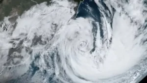 Ciclone bomba intensifica ventos e provoca alerta no Sul do Brasil