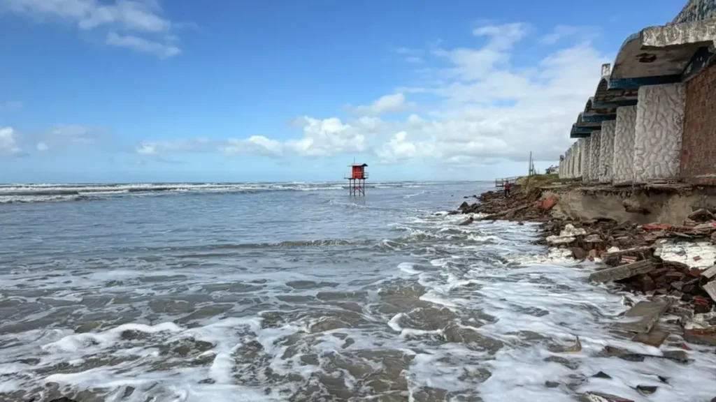 Grande ciclone no Atlântico causa estragos na costa