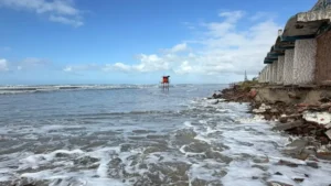 Grande ciclone no Atlântico causa estragos na costa