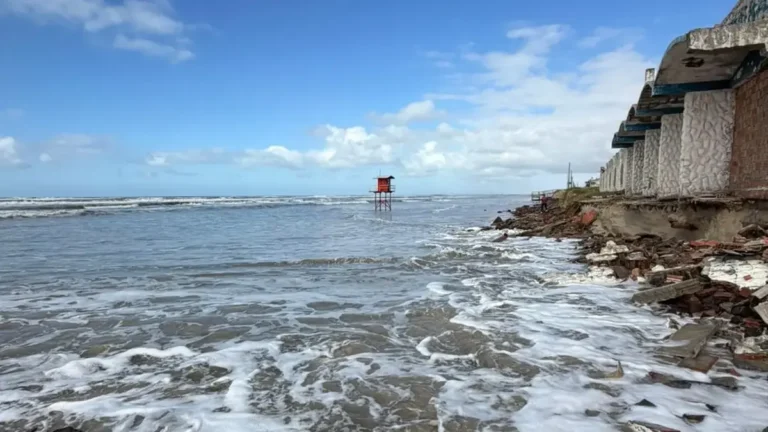 Grande ciclone no Atlântico causa estragos na costa