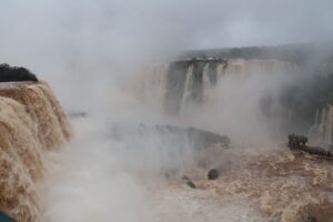 Vazão das Cataratas do Iguaçu chega a 5 milhões de litros por segundo