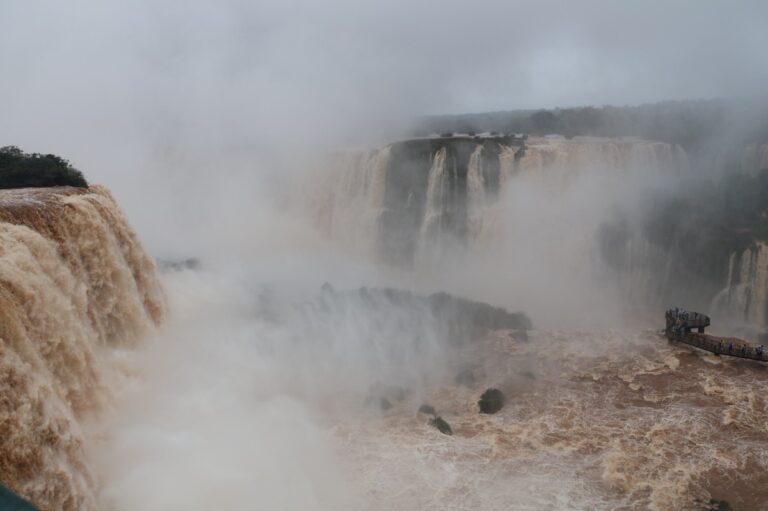 Vazão das Cataratas do Iguaçu chega a 5 milhões de litros por segundo