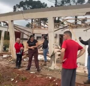 Temporal com suspeita de tornado destrói 50 casas