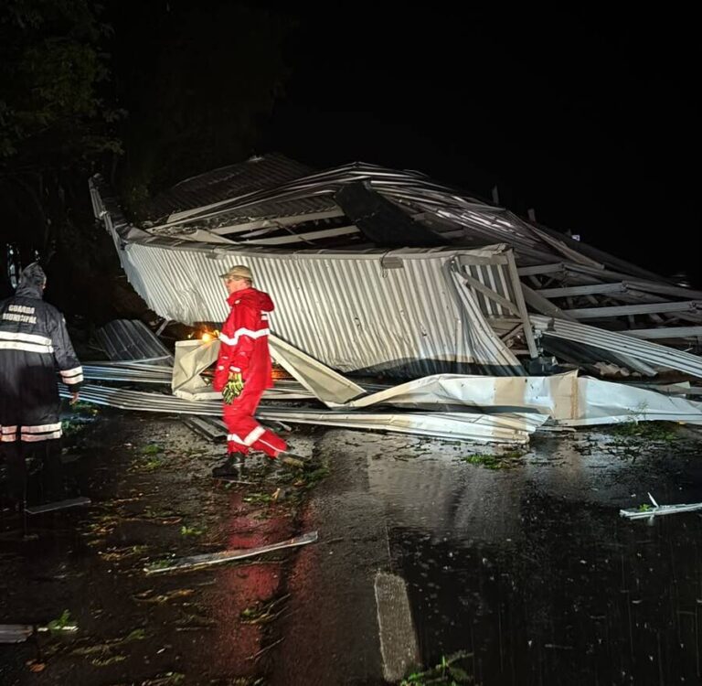 Temporal provoca morte,destruição e arrasta hangar para rodovia